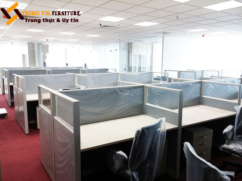 Thi công vách ngăn nỉ kính và module bàn làm việc tại Vũ Tông Phan