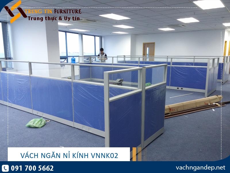 Thi công vách ngăn nỉ kính và module bàn làm việc tại 82 Duy Tân