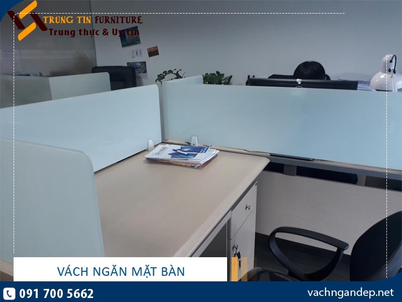 Thi công vách kính ngăn bàn làm việc tại Phùng Khoang