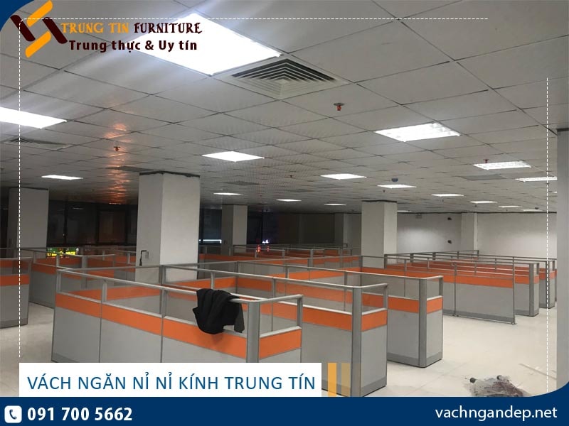 Thi công vách ngăn văn phòng nỉ kính tại 102 Trường Chinh