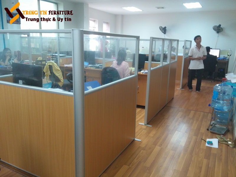 Vách ngăn gỗ kính VNGK01