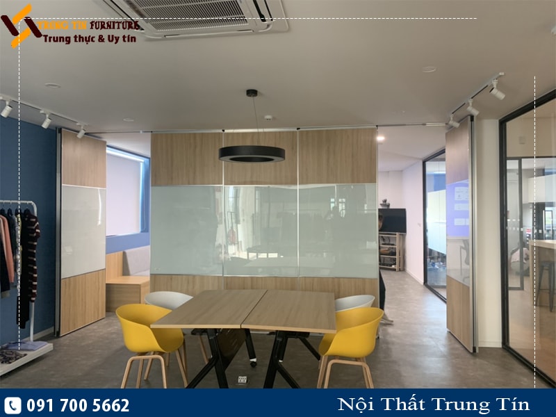 Vách ngăn di động kết hợp bảng kính tại quận Long Biên