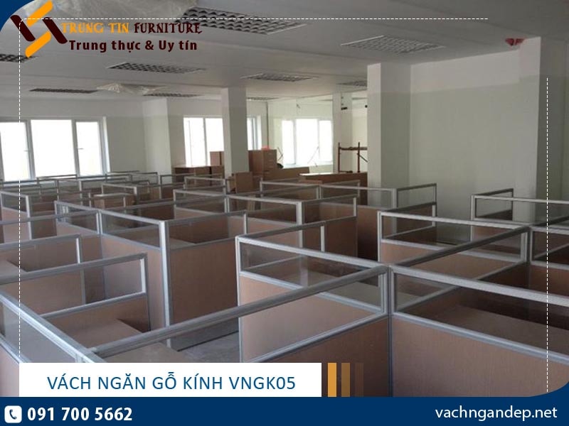 vách ngăn gỗ kính VNGK05