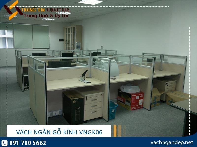 Vách ngăn gỗ kính VNGK06