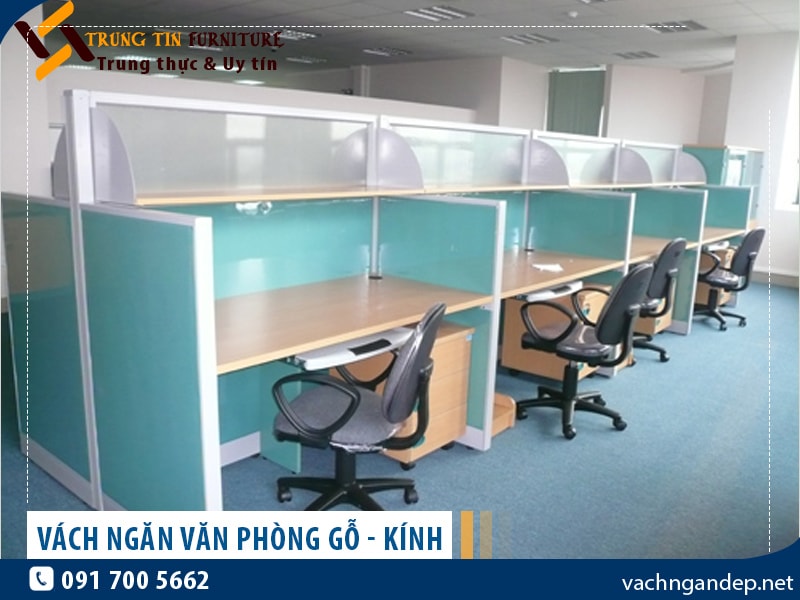 Vách ngăn văn phòng gỗ kết hợp kính giá tốt