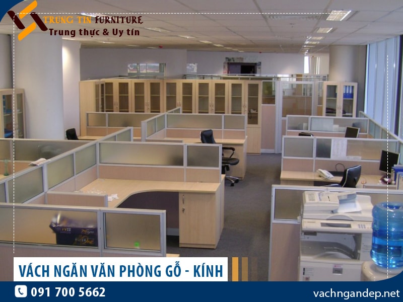 Vách ngăn văn phòng gỗ kết hợp kính